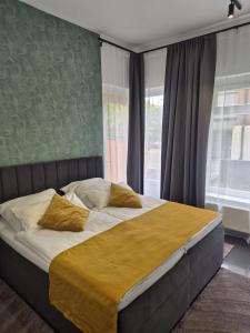 a bedroom with a large bed with yellow sheets at Schwarzwald City Loft 1 in Villingen-Schwenningen