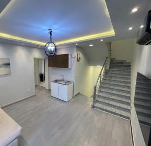 une pièce vide avec un escalier et un luminaire dans l'établissement مدينتي القاهرة الجديدة, à Madinaty