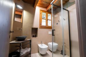 ein Badezimmer mit Dusche, Toilette und Waschbecken in der Unterkunft La Corte del Glicine in Villa di Tirano