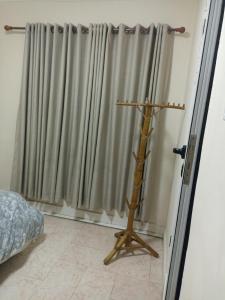 にあるAdelpha Properties,Abelenkpe accraのカーテンと木製のはしごのある部屋