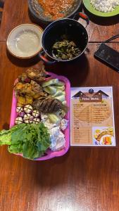 un vassoio di cibo su un tavolo con un piatto di cibo di Rinjani Edelweis Homestay a Tetebatu