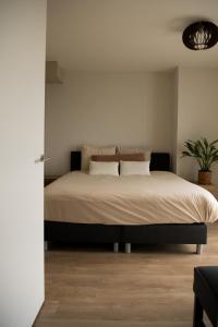 Postel nebo postele na pokoji v ubytování Suite Vuurtoren Zeeland