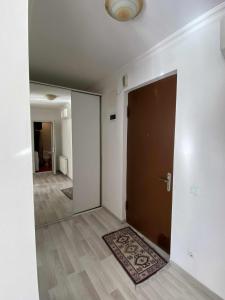 un pasillo vacío con una puerta y una alfombra en Wonderful View, en Tiflis