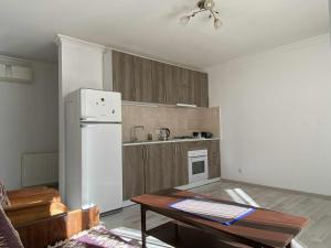 Una cocina con refrigerador blanco y gabinetes de madera. en Wonderful View, en Tiflis