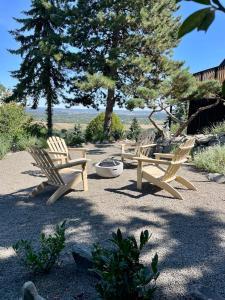 センテンドレにあるBlack Pine Cabinの木々のある庭に置かれた3脚の木製の椅子 +27枚の写真