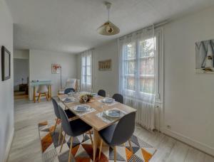 a dining room with a table and chairs at Le 33 Green Stay in Compiègne