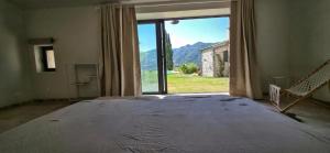 Una imagen general de la montaña o una montaña tomada desde la habitación en casa particular