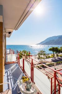 un balcón con vista al mar en Blumare Amalfi Coast, en Maiori