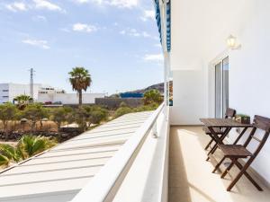 a balcony with chairs and a view of the ocean at Puertito Azul in Puertito de Güímar