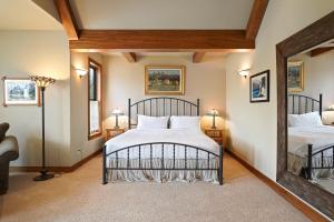a bedroom with two beds and a large mirror at Drake Park Villa in Bend