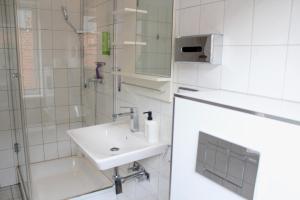 Gallery image of Restaurant Ollex and beds Zimmer 1 in Bliesdorf +1 photo