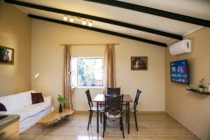 ObligadoにあるApartment mit schöner Aussicht & Komfortのソファとテーブルのあるリビングルーム