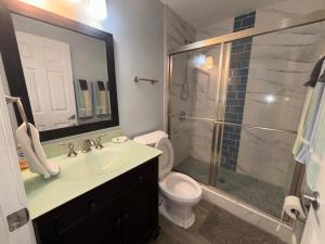 La salle de bains est pourvue d'un lavabo, d'une douche et de toilettes. dans l'établissement Redfish - Updated & Roomy 1.5 Mi to Beach Full Kitchen W&D, à Bonita Springs 43 autres photos