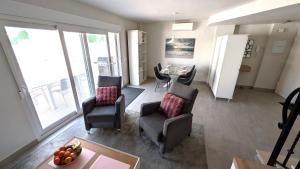 Una sala de estar con mesa y sillas y un comedor. en Casa Isabel in El Verger, en El Verger