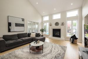 a living room with a couch and a fireplace at Windsor Luxury Oasis in Windsor