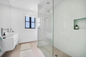 The WhiteHouse Te Whare Ma في مارتينبوره: حمام أبيض مع دش ومغسلة +8 صور