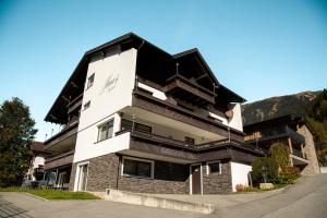ガシュルンにあるHaus 4 Montafon by Pferd auf Wolkeの黒屋根の白い建物