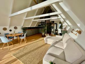 圣安德烈Black Pine Cabin的客厅里有一张白色的沙发和一张桌子