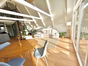 Posezení v ubytování Black Pine Cabin