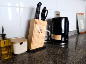 a knife block sitting on a counter next to a coffee maker at NORTH SUITE - Vista al Mar Centricos Dptos Frente al Mall in Antofagasta +46 photos