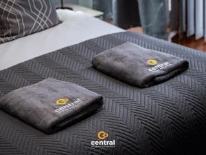 zwei Handtücher auf dem Bett in der Unterkunft Trades Lane by CENTRAL SERVICED APARTMENTS - Cosy 1 Bedroom - Walk Away From City Quay V&A - Walk to Bus and Train Station - Easy Access to City Centre - Fast Wi-Fi - Fully Equipped - Weekly & Monthly Stay Offers in Dundee