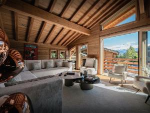 una sala de estar con un sofá y una mesa en Chalet Ellambra - OVO Network, en Combloux 22 fotos más
