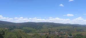 a view of a valley with mountains in the distance at Pousada Monte Belo in Carrancas +13 photos