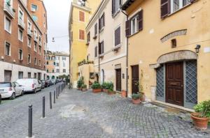 a cobblestone street in a city with buildings at Trastevere Little Home in Rome