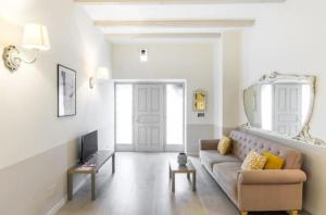 a living room with a couch and a mirror at Trastevere Little Home in Rome