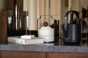 een aanrechtblad met een blender en boeken erop bij METT Singapore in Singapore