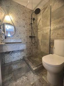 a bathroom with a toilet and a shower at Ama boutique in Constanţa
