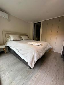 En eller flere senge i et værelse på Adorable department con modernas terminaciones