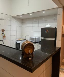 Una cocina con una encimera con una copa de vino encima. en Tabatinga Aconchego, en Conde