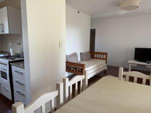 una cucina con tavolo e sedie e una sala da pranzo di Casa Quinta Suipacha a Suipacha