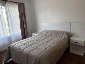 una camera da letto con un letto e una finestra di Casa Quinta Suipacha a Suipacha