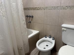 un bagno con wc e vasca da bagno di Casa Quinta Suipacha a Suipacha