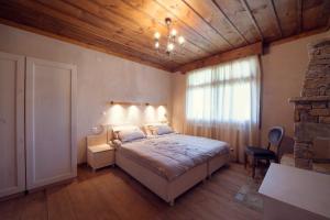 Postel nebo postele na pokoji v ubytování Leshten Guest Homes