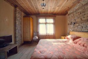 Postel nebo postele na pokoji v ubytování Leshten Guest Homes