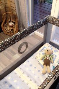 Nowy WiecにあるDomek nad stawemのベランダのベッドに座るテディベア +70枚の写真