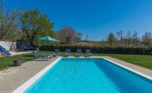 Bassein majutusasutuses Villa Perhat või selle lähedal