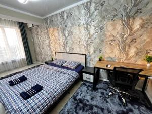une chambre avec deux lits et un bureau dans l'établissement Muras apartment on Kalik Akieva 155, à Bishkek