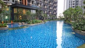 Bazén v ubytování Apartemen Pakuwon Bekasi by 21 Room Premium nebo v jeho okolí