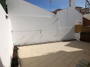 a white wall with white panels on it at T3 São Martinho do Porto in São Martinho do Porto