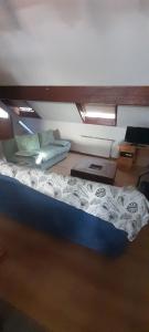 a bed in a room with a desk and a bed sidx sidx sidx at Cecric in Bassy