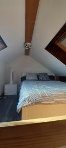 a bedroom with a bed in a attic at Cecric in Bassy