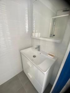 Koupelna v ubytování ''Maison Gaïa'' Terrasse, wifi et garage + 27 fotografií