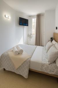 une chambre avec un grand lit avec deux oreillers dessus dans l'établissement Apartamento con Vistas al Mar, à Los Cristianos