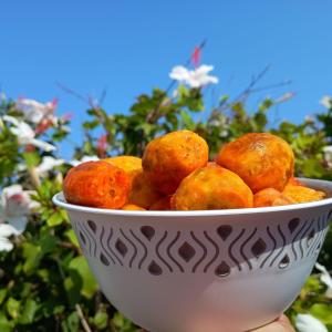 Eine Schale mit Mandarinen stand auf einem Tisch. in der Unterkunft Sicily Sea House  in Gioiosa Marea + 32 Fotos