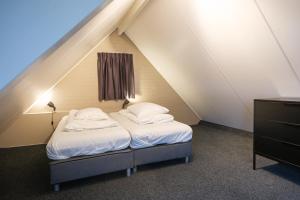 Postel nebo postele na pokoji v ubytování Familiehuis Rheeze met Jacuzzi