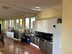 Kuchyň nebo kuchyňský kout v ubytování Comebackpackers + 16 fotografií